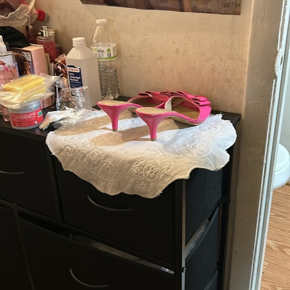 Jaclyn Smith Hot Pink Bow Heels - Picture 3 of 10